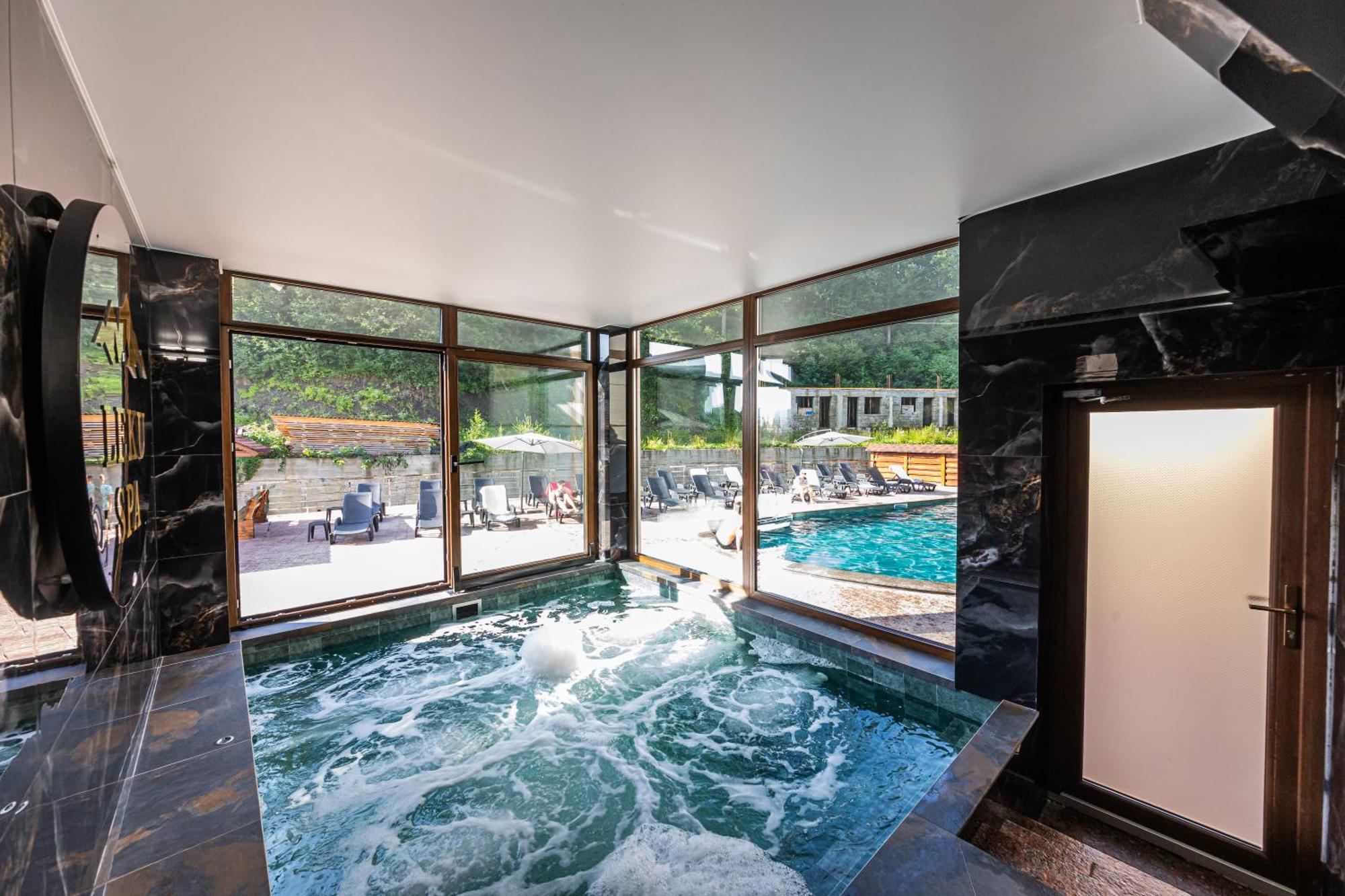 Villa Leku Spa Resort Boekovel Buitenkant foto