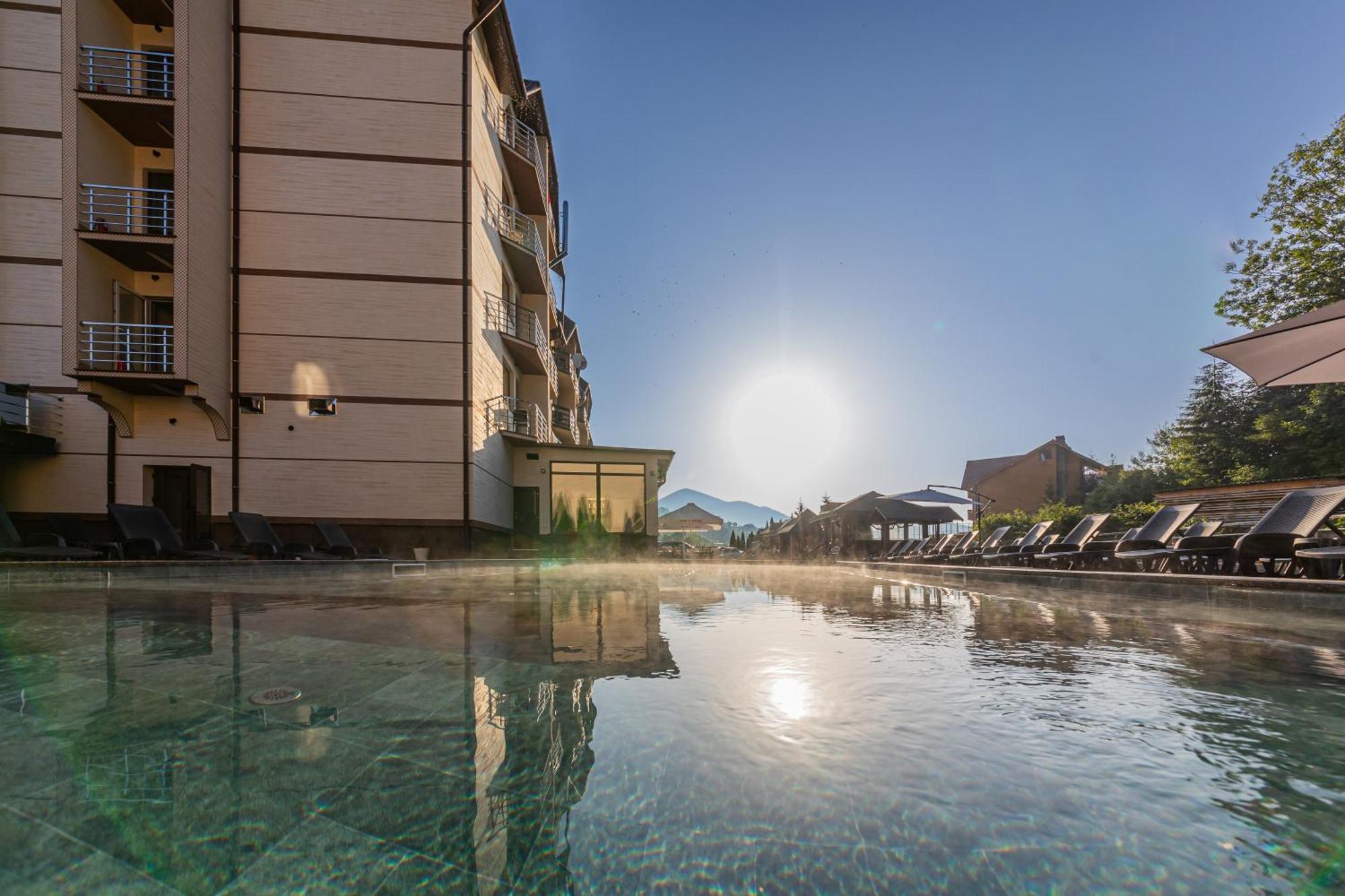 Villa Leku Spa Resort Boekovel Buitenkant foto
